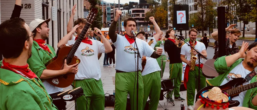 Los Mexicanacas opptrer i gatene på Oslo Maraton