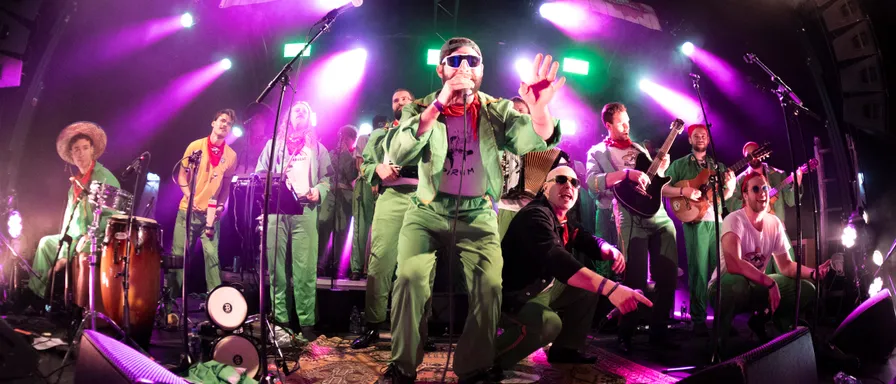 Los Mexicanacas opptrer på Sundreball