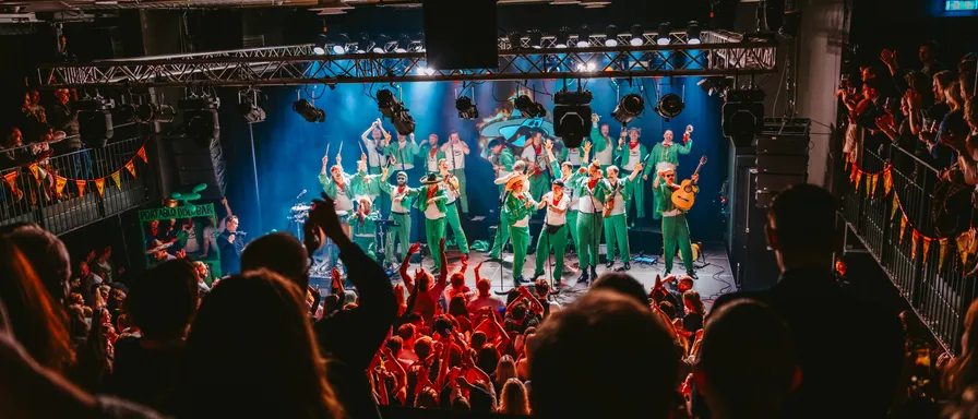 Los Mexicanacas opptrer på Vulkan Arena – sett fra galleriet